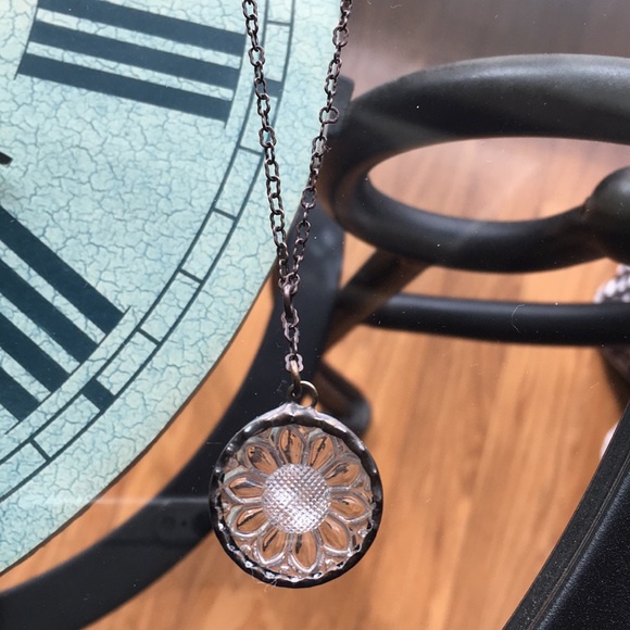 Jewelry - ❤️Antique Flower Glass Button Necklace